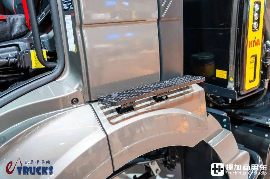 2026IAA：总重可达60吨！黑红定制套件加身，德国曼恩TGS 60.540矿用自卸车实拍评测 - 第27张