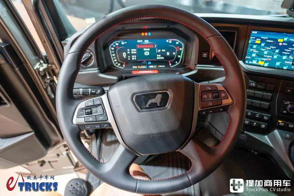 2026IAA：总重可达60吨！黑红定制套件加身，德国曼恩TGS 60.540矿用自卸车实拍评测 - 第28张