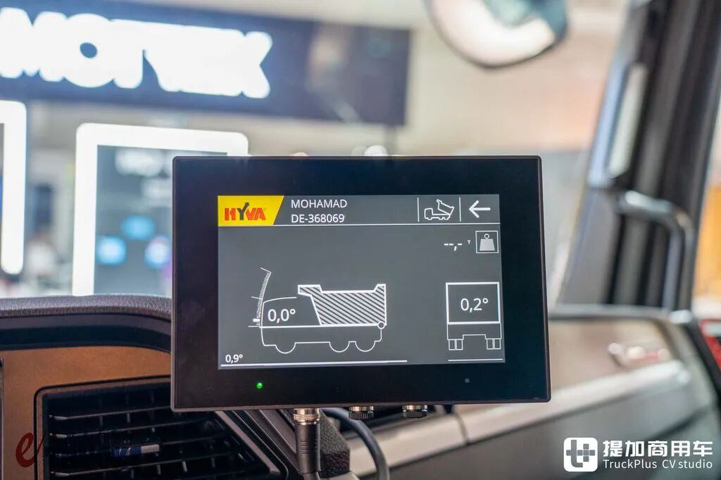 2026IAA：总重可达60吨！黑红定制套件加身，德国曼恩TGS 60.540矿用自卸车实拍评测 - 第31张