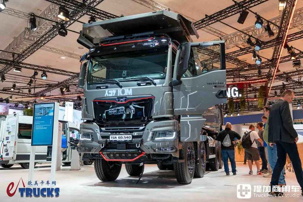 2026IAA：总重可达60吨！黑红定制套件加身，德国曼恩TGS 60.540矿用自卸车实拍评测 - 第33张