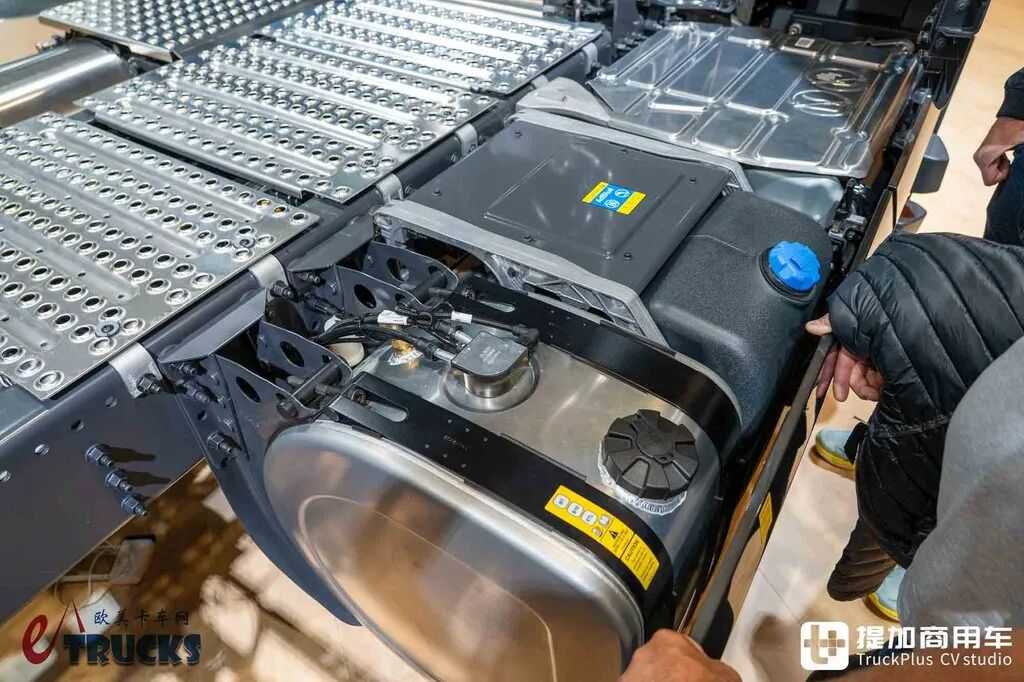 2026IAA:沃尔沃也有奶瓶车?还是柴油天然气混烧!FH Aero LNG百年纪念版深度实拍评测 - 第15张 - 提加商用车网 2026IAA:沃尔沃也有奶瓶车?还是柴油天然气混烧!FH Aero LNG百年纪念版深度实拍评测 - 第15张
