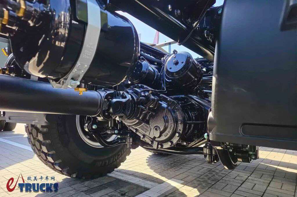 它是“换皮”版本的曼恩TGS?波兰自主的6×6军用卡车,STAR 33.440牵引车实拍 - 第8张 - 提加商用车网 它是“换皮”版本的曼恩TGS?波兰自主的6×6军用卡车,STAR 33.440牵引车实拍 - 第8张