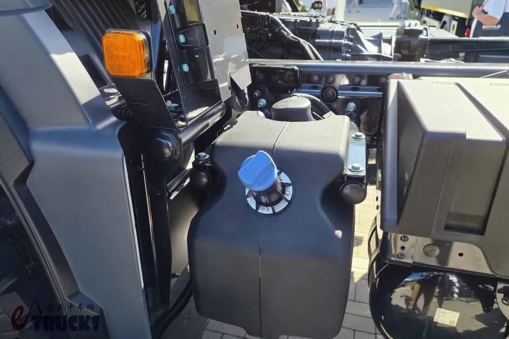 它是“换皮”版本的曼恩TGS?波兰自主的6×6军用卡车,STAR 33.440牵引车实拍 - 第9张 - 提加商用车网 它是“换皮”版本的曼恩TGS?波兰自主的6×6军用卡车,STAR 33.440牵引车实拍 - 第9张