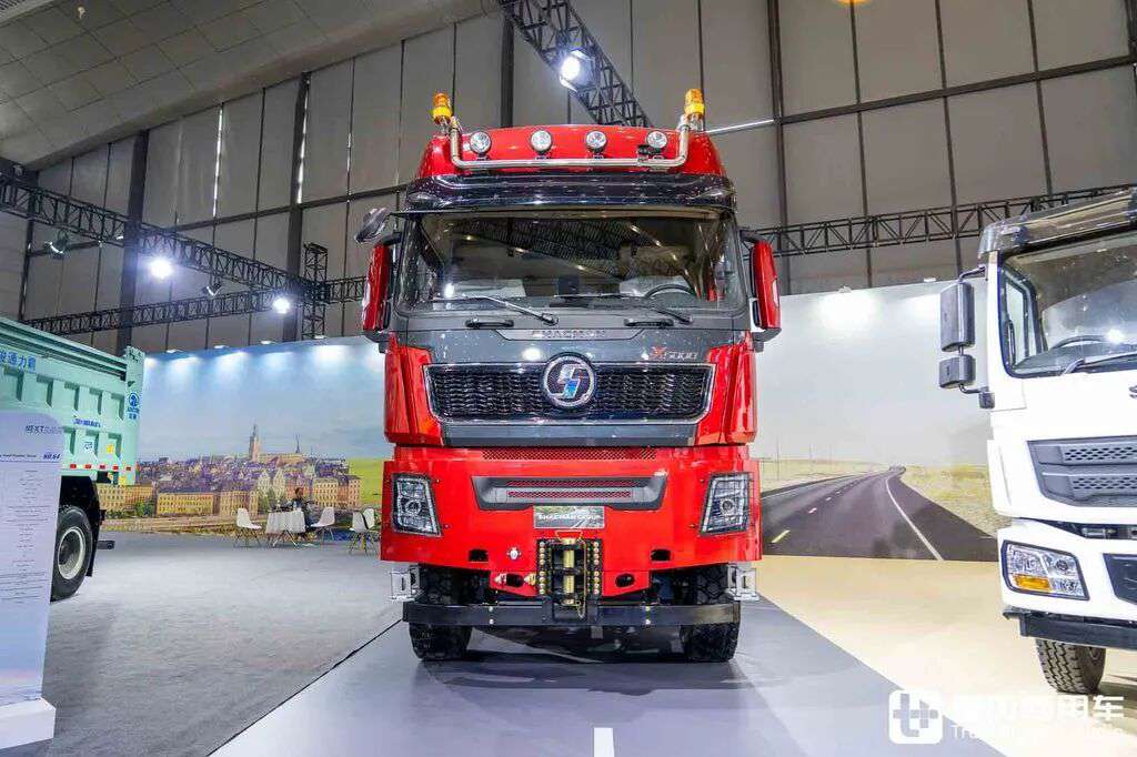 国产最强大件牵引车?8×8驱动+AT变速箱+660匹马力,陕汽德龙X5000大件车深度实拍 - 第2张 - 提加商用车网 国产最强大件牵引车?8×8驱动+AT变速箱+660匹马力,陕汽德龙X5000大件车深度实拍 - 第2张