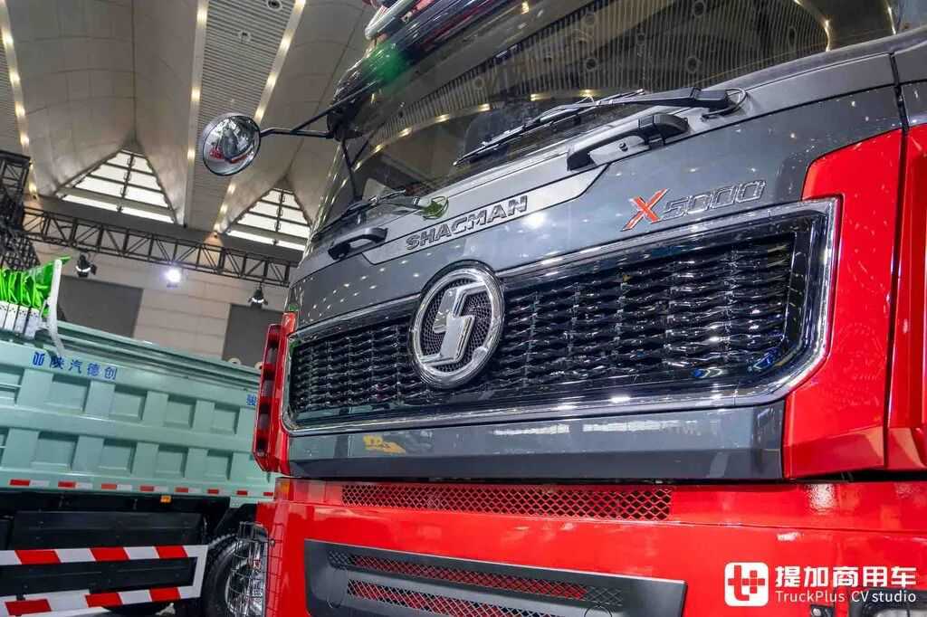 国产最强大件牵引车?8×8驱动+AT变速箱+660匹马力,陕汽德龙X5000大件车深度实拍 - 第4张 - 提加商用车网 国产最强大件牵引车?8×8驱动+AT变速箱+660匹马力,陕汽德龙X5000大件车深度实拍 - 第4张