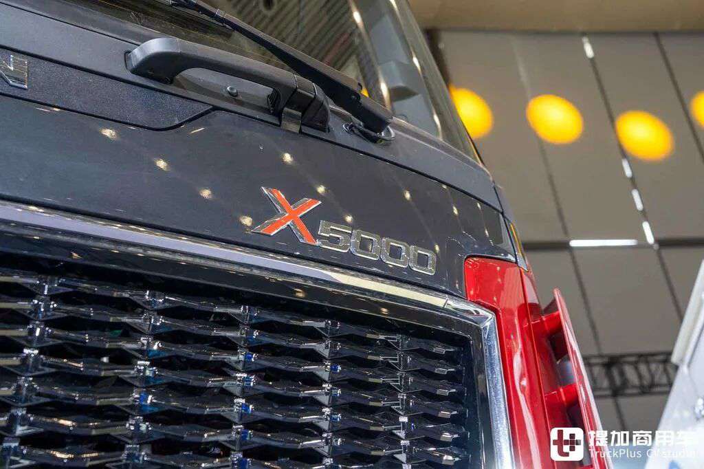 国产最强大件牵引车?8×8驱动+AT变速箱+660匹马力,陕汽德龙X5000大件车深度实拍 - 第5张 - 提加商用车网 国产最强大件牵引车?8×8驱动+AT变速箱+660匹马力,陕汽德龙X5000大件车深度实拍 - 第5张