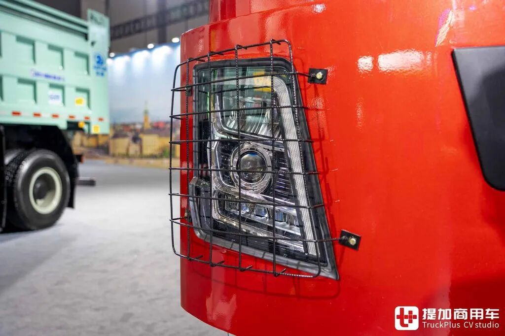 国产最强大件牵引车?8×8驱动+AT变速箱+660匹马力,陕汽德龙X5000大件车深度实拍 - 第8张 - 提加商用车网 国产最强大件牵引车?8×8驱动+AT变速箱+660匹马力,陕汽德龙X5000大件车深度实拍 - 第8张