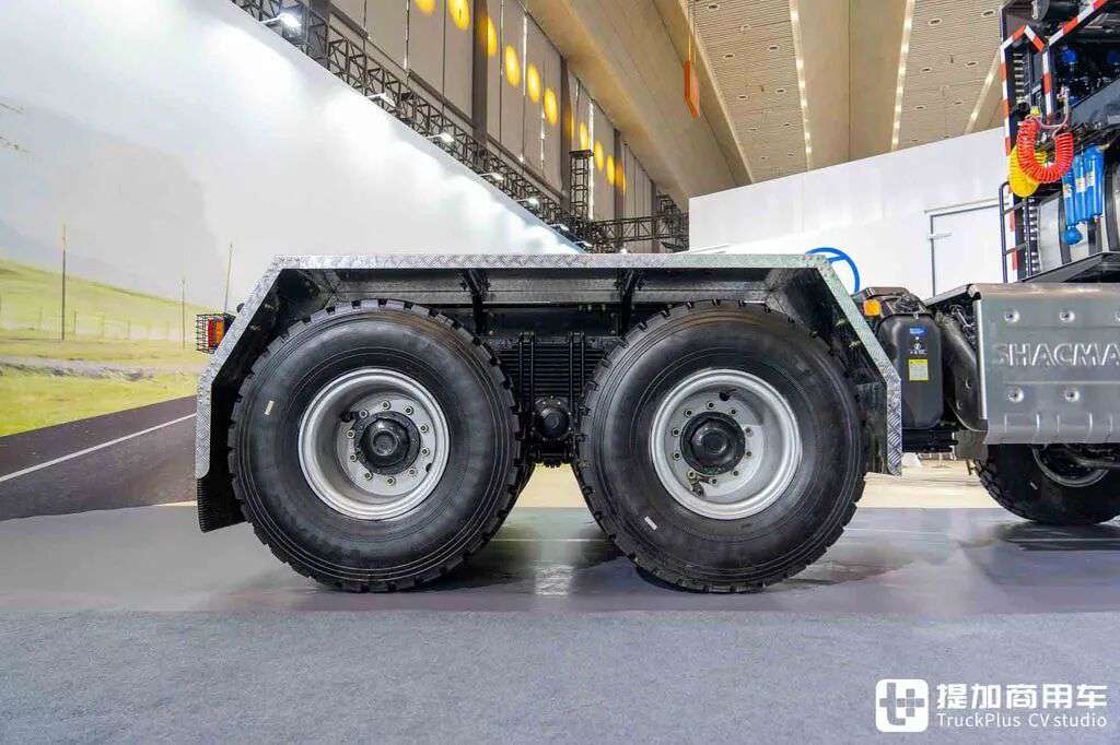 国产最强大件牵引车?8×8驱动+AT变速箱+660匹马力,陕汽德龙X5000大件车深度实拍 - 第14张 - 提加商用车网 国产最强大件牵引车?8×8驱动+AT变速箱+660匹马力,陕汽德龙X5000大件车深度实拍 - 第14张