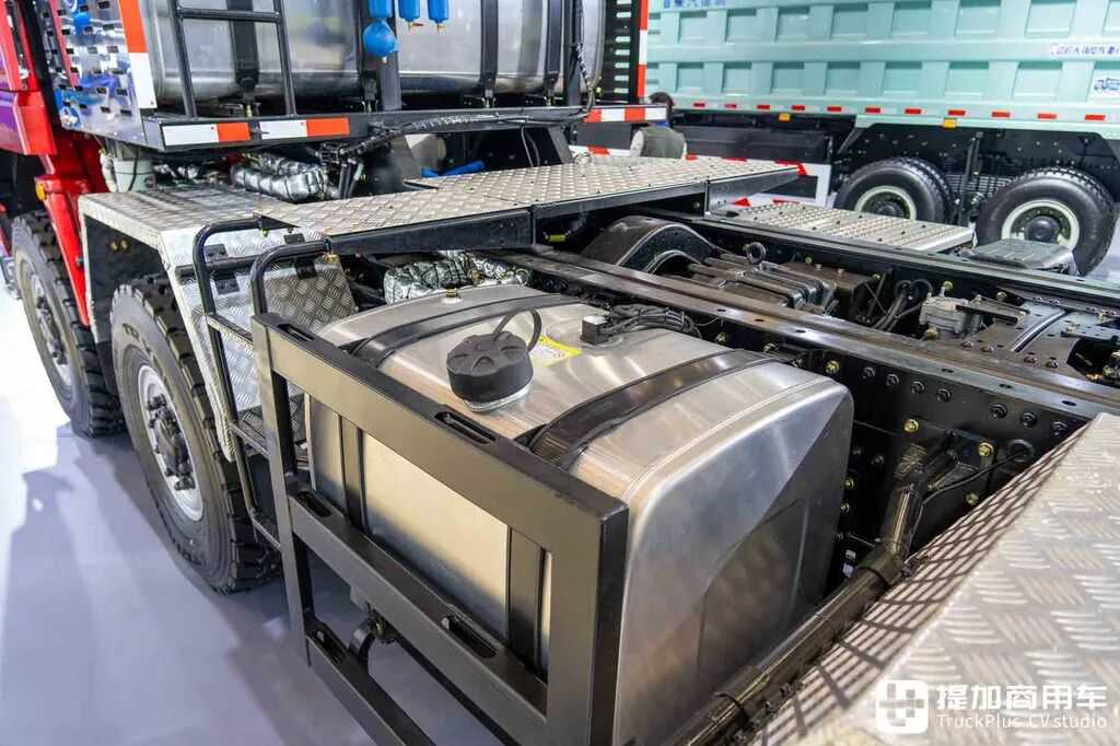 国产最强大件牵引车?8×8驱动+AT变速箱+660匹马力,陕汽德龙X5000大件车深度实拍 - 第18张 - 提加商用车网 国产最强大件牵引车?8×8驱动+AT变速箱+660匹马力,陕汽德龙X5000大件车深度实拍 - 第18张