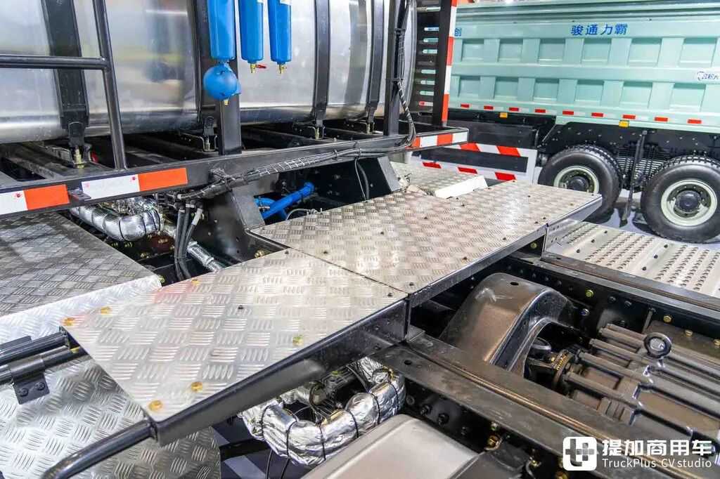 国产最强大件牵引车?8×8驱动+AT变速箱+660匹马力,陕汽德龙X5000大件车深度实拍 - 第20张 - 提加商用车网 国产最强大件牵引车?8×8驱动+AT变速箱+660匹马力,陕汽德龙X5000大件车深度实拍 - 第20张