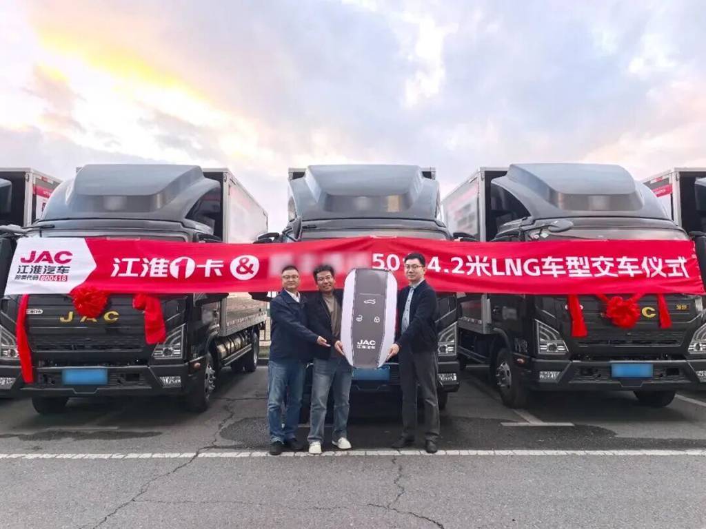 强强联合,绿启西域|50台领跑L9系列 4.2米LNG轻卡正式交付新疆快递企业 - 第1张 - 提加商用车网 强强联合,绿启西域|50台领跑L9系列 4.2米LNG轻卡正式交付新疆快递企业 - 第1张