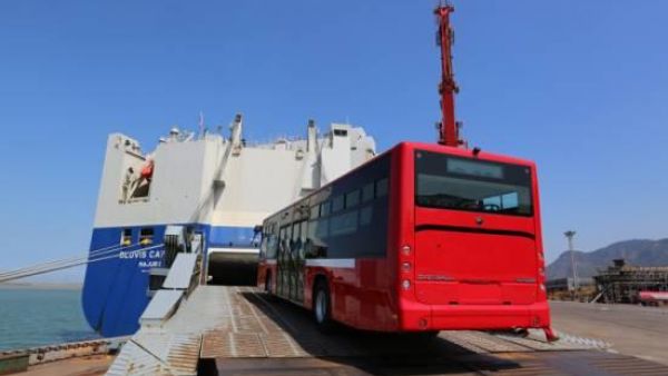 冲进日韩垄断市场 200辆宇通客车发往巴基斯坦