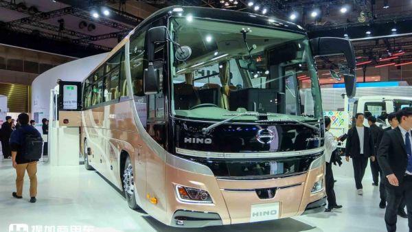 它是日系旗舰旅游巴士？20年来首次外观更新，2025东京车展实拍新款日野Selega豪华大巴