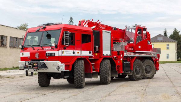 8x8全驱+全轮转向，配双排驾驶室，这台太脱拉Force吊车太暴力了