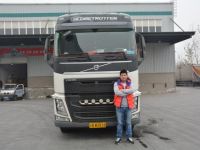 这个小伙疯了?耗资130万买豪车国内跑货运