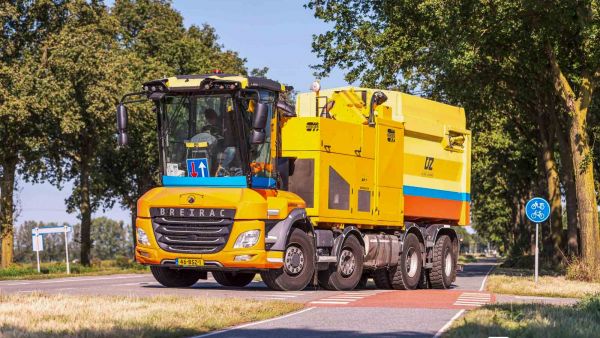 搭载拖拉机驾驶室，液压驱动前桥+液压悬挂加持，GINAF特种卡车爆改割草机