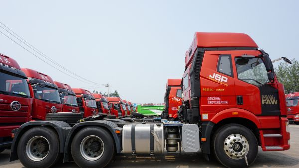 国产卡车的荣耀都在它身上?老司机带您细品解放J6P领航版牵引车