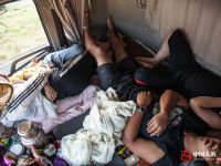 卡车司机的一天：夫妻俩倒班当司机 带仨娃在大货车上过暑假