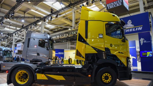 制动功率近1000马力，高速下几乎不用踩刹车？雷诺运动竞速版限量卡车实拍