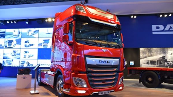 鸣笛像开火车，鞍座不用抹黄油，荷兰达夫90周年纪念版卡车实拍