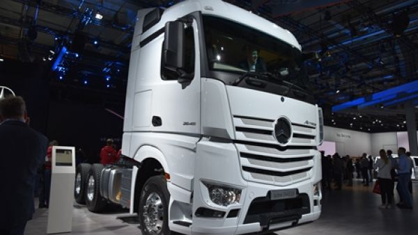 一键启动+越野轮胎,奔驰针对非洲地区推出的国三排放卡车实拍