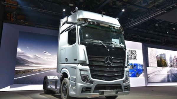 内饰配有沙发椅，动力达630马力，暴力又奢侈的奔驰Edition 1限量卡车实拍