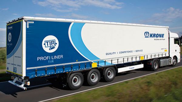 侧帘车自重不到6吨,标配空气悬架和单胎,欧洲与国内挂车区别太大