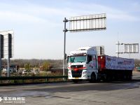 拉煤也开始流行高端重卡了？天然气动力的汕德卡煤炭运输牵引车实拍