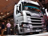 斯堪尼亚R500“低趴”牵引车实拍,省油还能多拉货,欧洲已流行起来