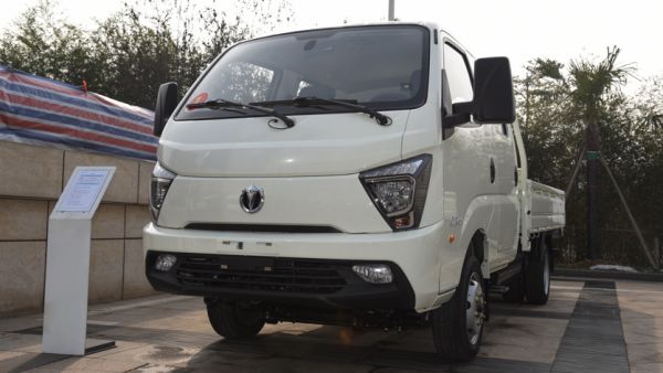 汽油天然气双燃料,双排座,售价7万元左右的飞碟缔途城市微卡实拍