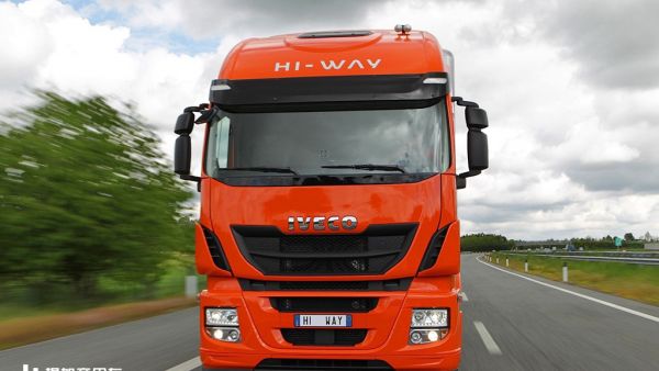 运营两年就在二手车市场等待被接手，这辆依维柯进口牵引车命运真悲惨