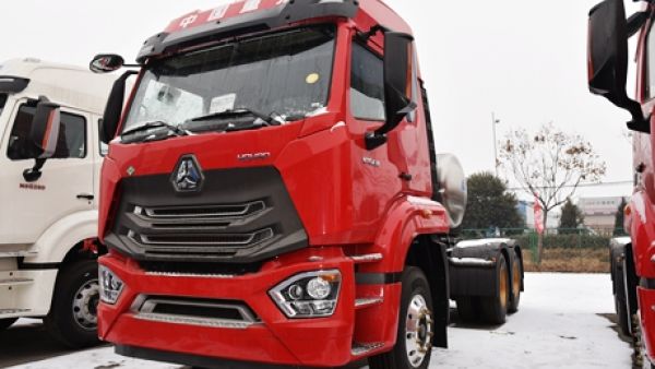 重汽推出的全新外观的牵引车，430马力的豪瀚N7G天然气重卡实拍