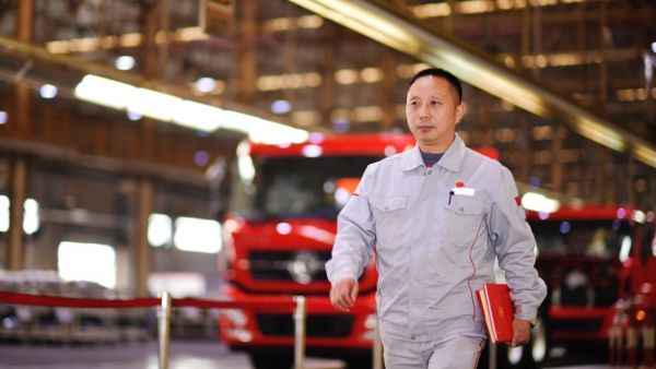 东风商用车王建清抵京参加全国两会