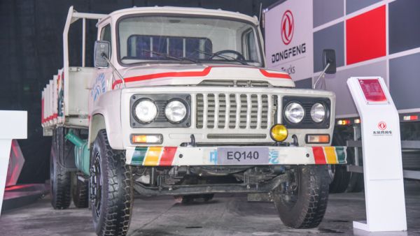 销量超百万辆,曾占据国内卡车市场六成份额,40年后再看东风EQ140依旧经典