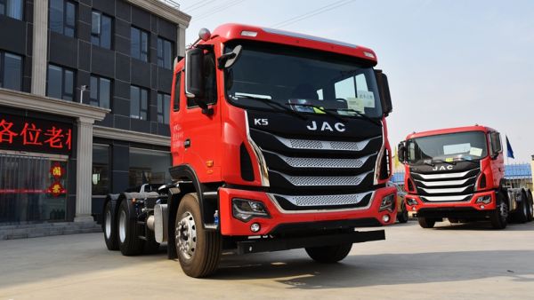 平顶驾驶室依然有大卧铺，江淮格尔发K5砂石料运输牵引车实拍评测