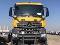 五级踏步登车,前后都配置有发动机,刚到国内的奔驰Arocs除雪车实拍