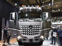 奔驰卡车的性能怪兽，配新款内饰的，630马力Arocs大件牵引车实拍