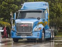 标配自动挡，卧铺1米宽，国内最正宗的美式长头卡车格尔发V7实拍评测