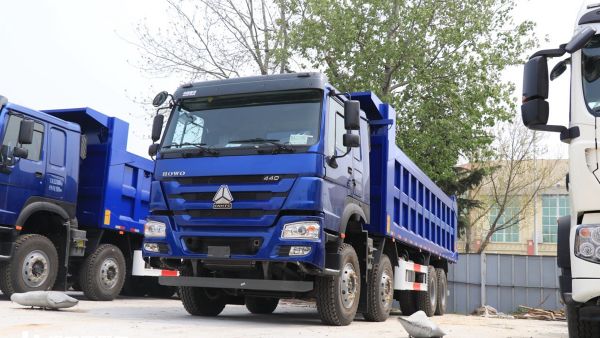 重汽的自卸车越来越有看点了，带您见识一辆配曼技术发动机的豪沃自卸车