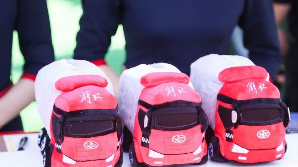 第二届雄安工程机械展,解放国六八大车型惊艳亮相!