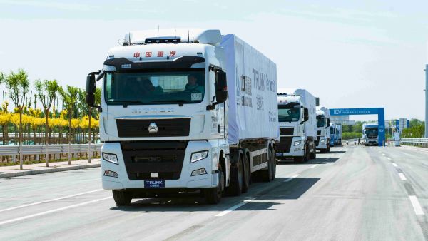 中国重汽智能网联卡车参加全国首次列队跟驰标准公开试验