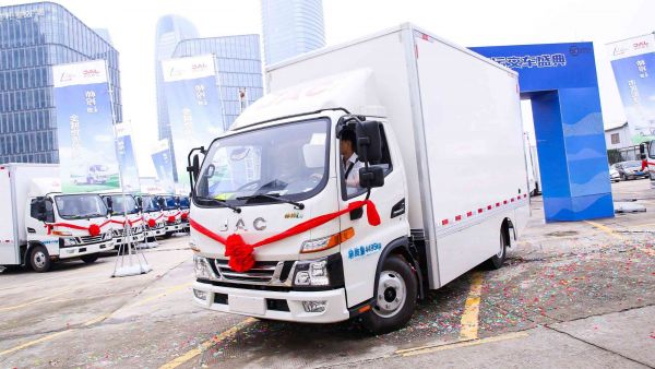 强强联合,共创蔚蓝——江淮汽车186台新能源物流车交付顺丰速运