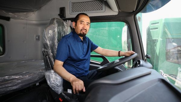 争做大国顶梁柱,传递国企好声音,时代楷模其美多吉走进东风商用车