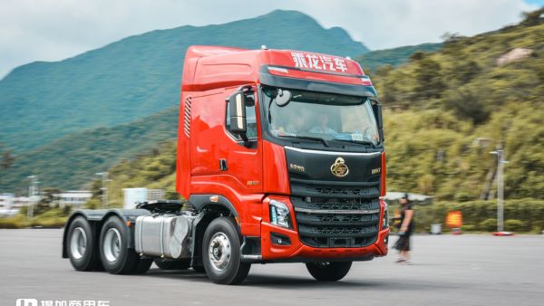 玉柴K13助力,国内第一台600+大马力国六牵引车发布,2019款乘龙H7实拍