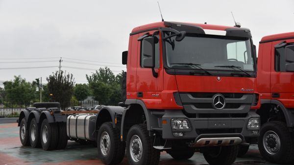 5轴车3轴驱动，一次加油能跑5000公里？少见的奔驰油田作业底盘车实拍