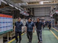 谭旭光:职工食堂必须如期建成! 生产一线办公室的沙发必须统统“砸掉”!