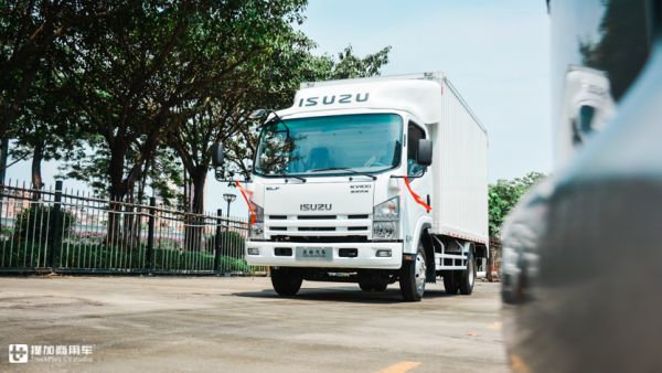 自重不超标上蓝牌无忧，铝合金货箱再减重430公斤，庆铃KV100轻卡实拍评测