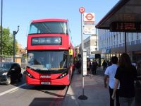 “中国红”邂逅“英伦红” ，伦敦首个大规模纯电动双层大巴车队正式投入运营