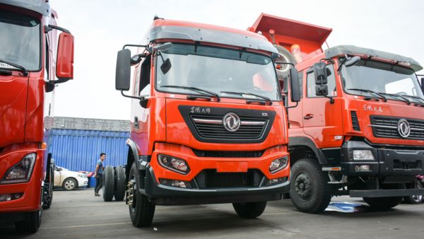 配置双卧铺的载货车，驾乘舒适性也很高，东风天锦KR高顶中卡实拍