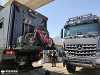 新款AROCS底盘，配7把差速锁，售价近千万的奔驰8X8房车实拍